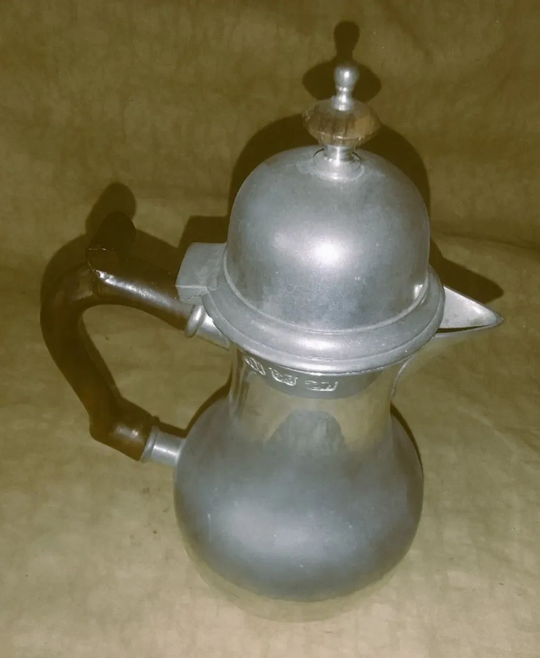 John Sommers - Antigo Bule em estanho inglês, alças e pega tampa em madeira *Descrição - Foto 6