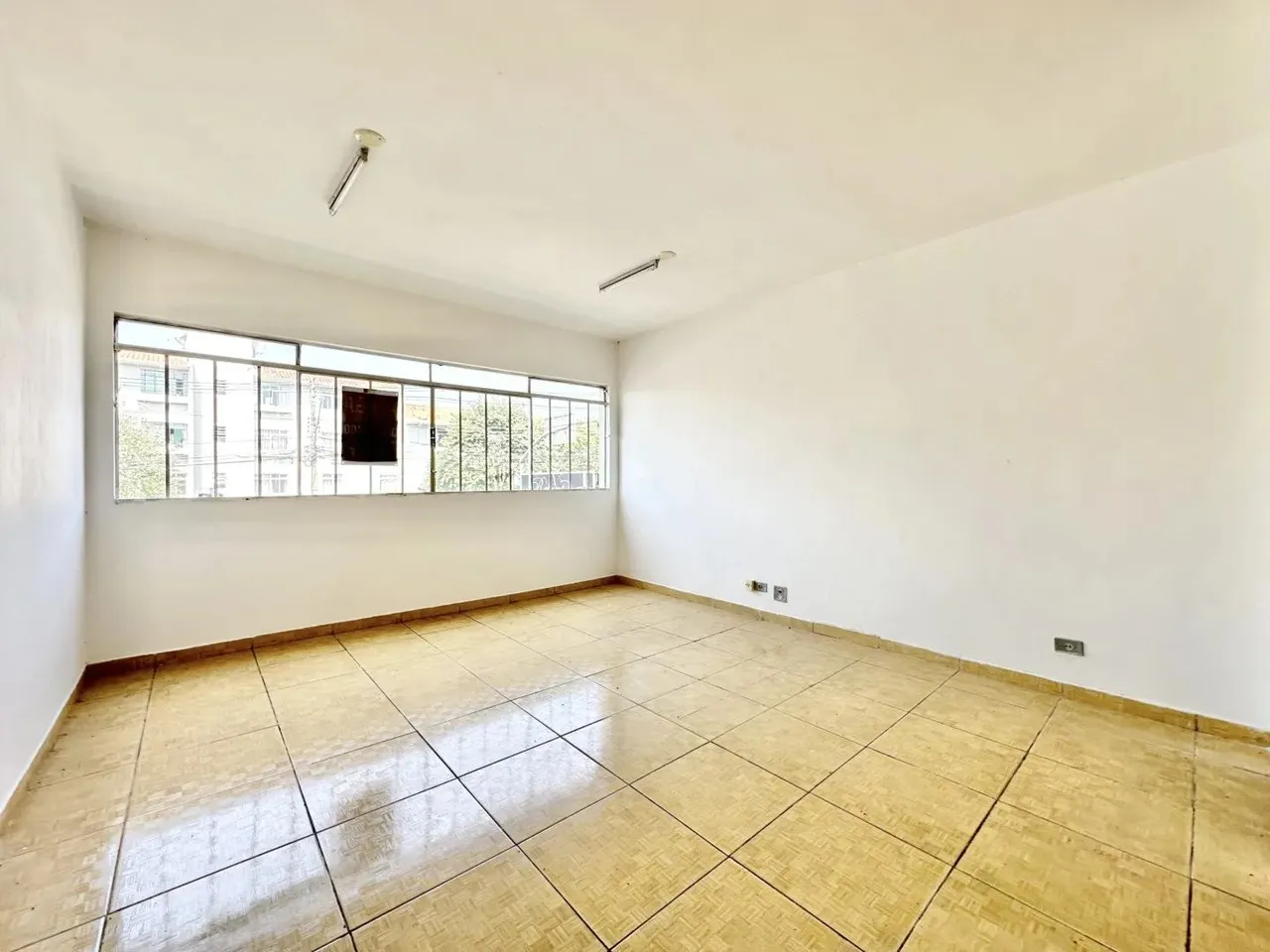 Sala Comercial para alugar por R$ 1350.00, 32.40 m2 - SITIO CERCADO - CURITIBA/PR