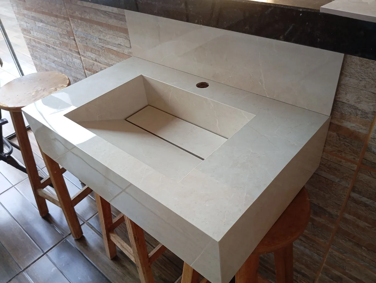 BANCADA ESCULPIDA PORCELANATO 65x40!