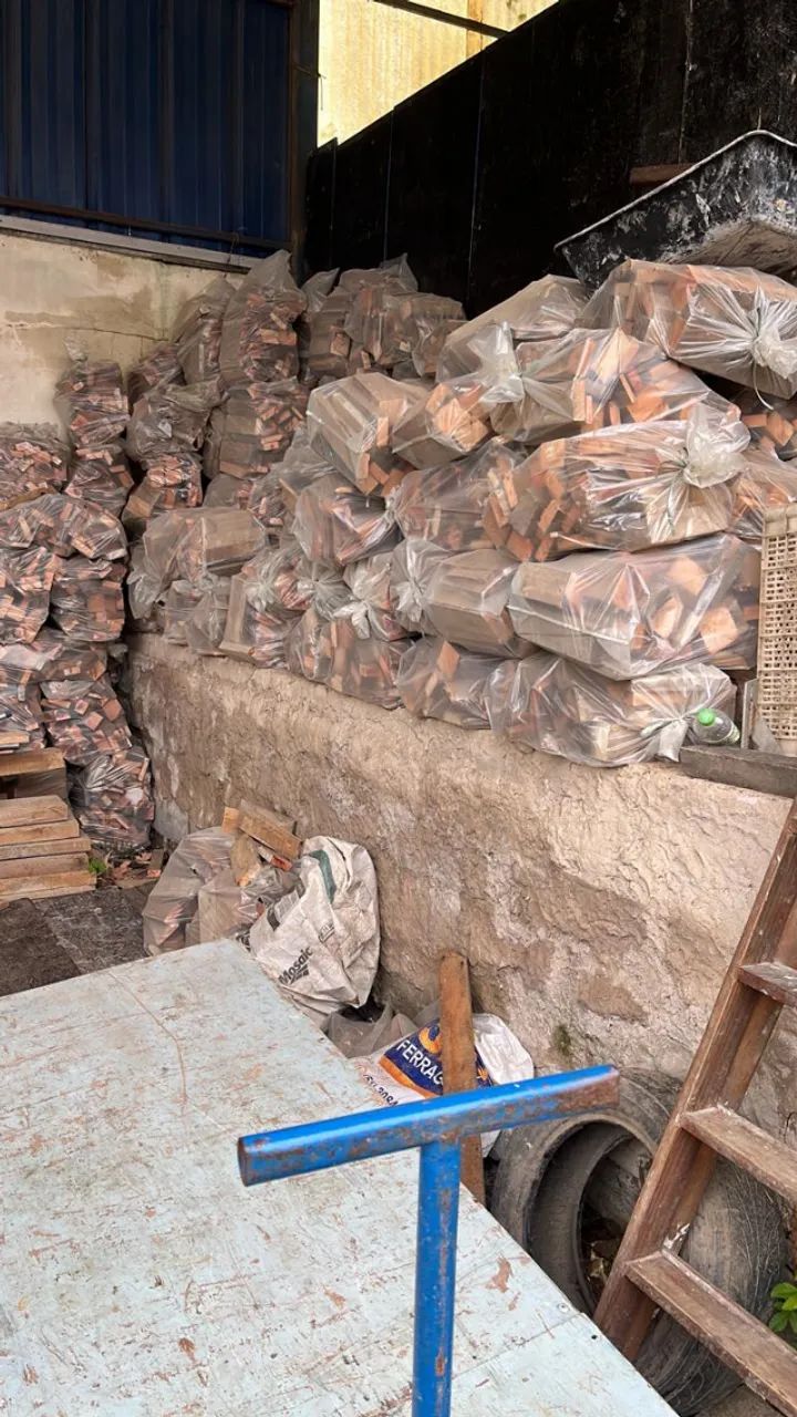 SACOS DE LENHA DE EUCALIPTO SECO SERRADO