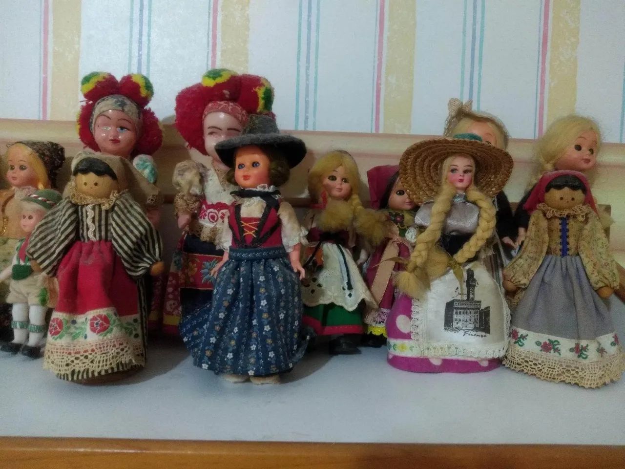 Bonecas Colecionáveis - 22 Peças - Usando Trajes de Vários Países  - Foto 2