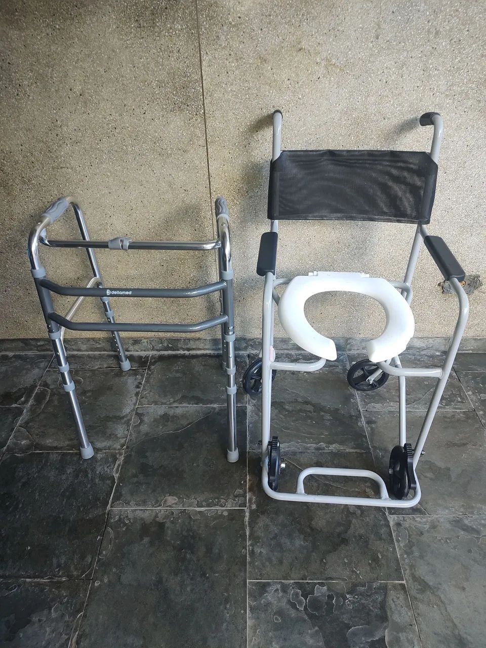 Cadeira de banho e higiene, mais andador delamed  3 em 1, um  travesseiro anti refluxo  - Foto 3