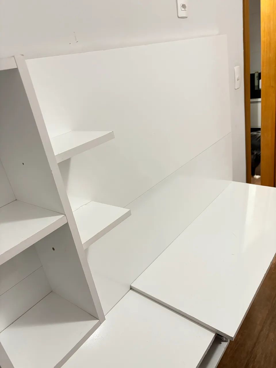 Mesa / Escrivaninha home office com nichos e gaveta. Suspensa