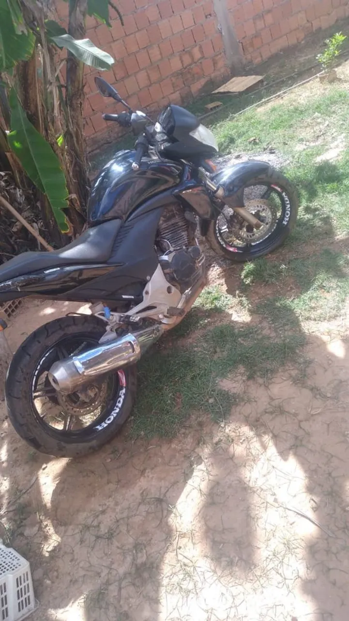 Moto cb300 vendo ou troco em outra menor valor zap *