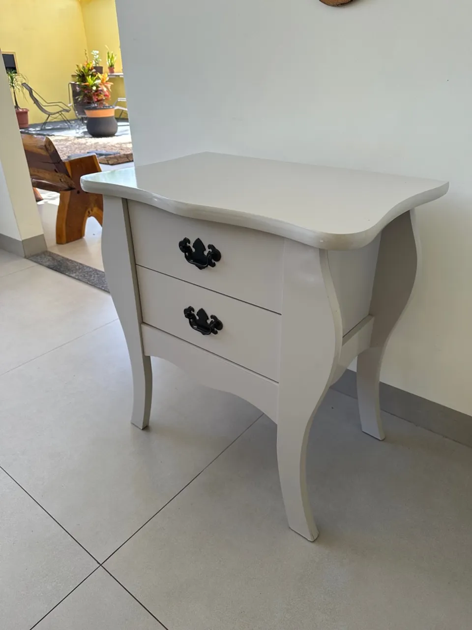 Mesa de canto em Pintura Laqueado. Top
