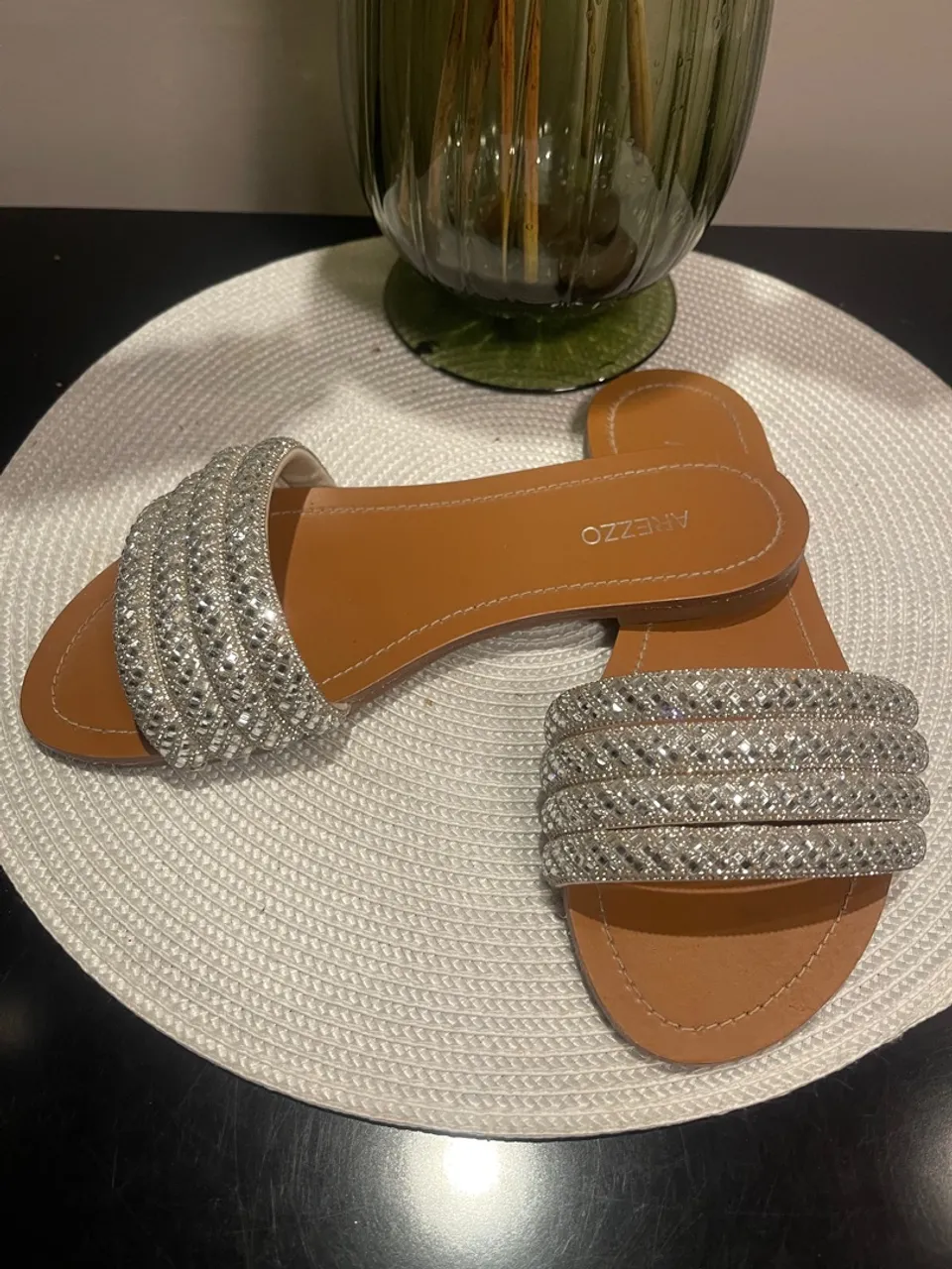 Sandália Rasteirinha Arezzo com Strass - Elegância e Brilho!