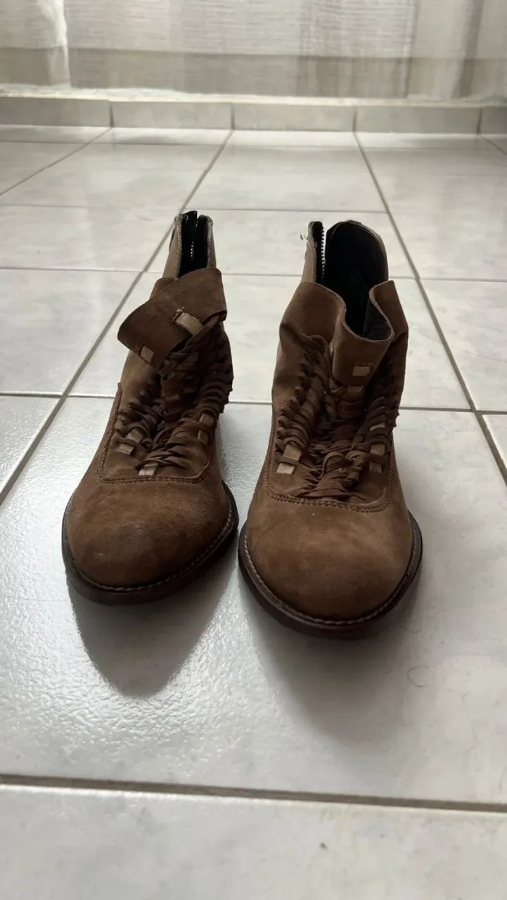 Botas de couro marrom com detalhes trançados