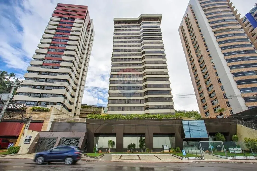 Apartamento em Areia Preta 5 Suítes 431m² Lazer Completo e Segurança 24 Horas