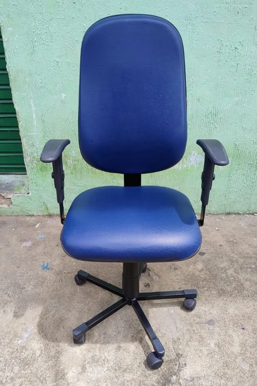 Cadeira de Escritório Azul com Rodinhas - R$180,00 (cada)
