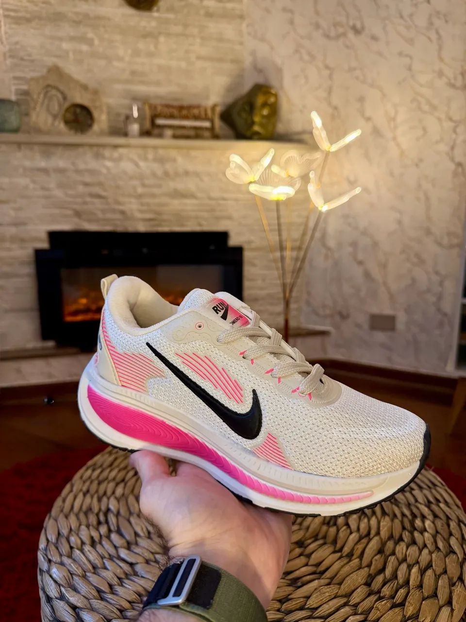 Tênis Nike Vomero 18 caminhada/academia bege e rosa Calçados