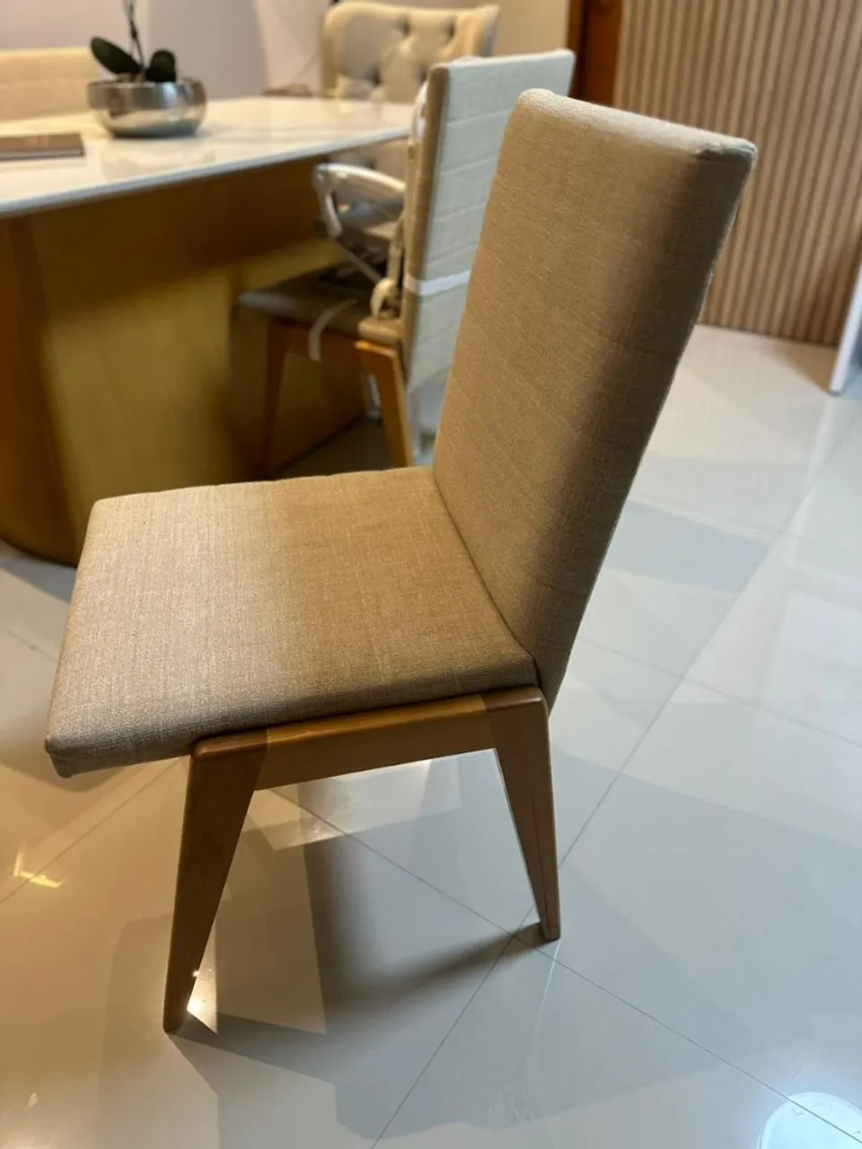 Cadeira de Jantar Estofada - Conforto e Elegância