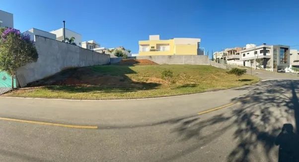 Terreno de esquina - 548m2 com vista permanente para bosque e lago