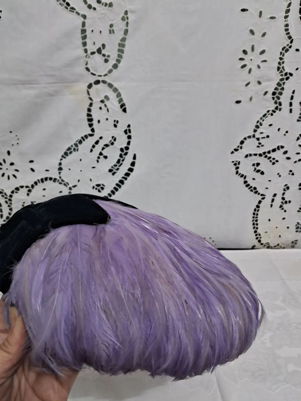 Chapéu Vintage Lilás com Penas e Detalhe em Veludo - Foto 3