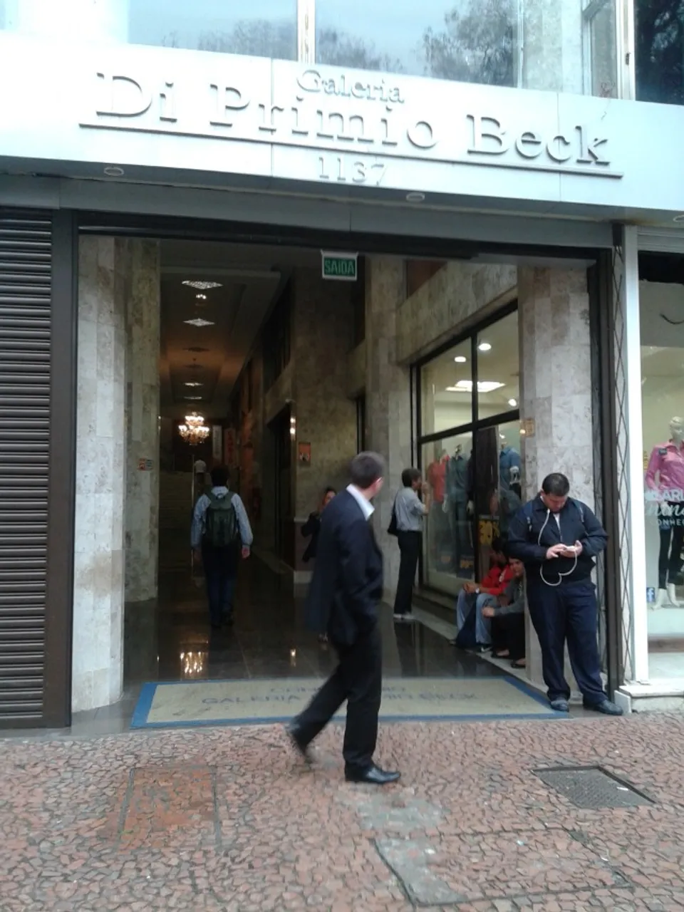 Aluga-se, direto com proprietário, ótima sala comercial, no Centro de Porto Alegre.
