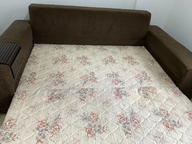 Sofá cama 4 lugares  marrom ( Fiorella Design Móveis ) com  2,17 cm de largura.