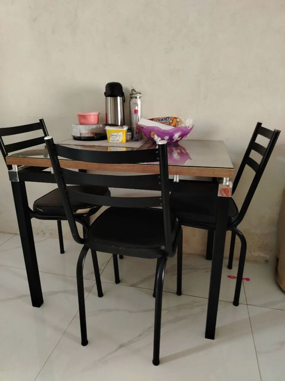 Mesa com 4 cadeiras com tampo MDF e vidro