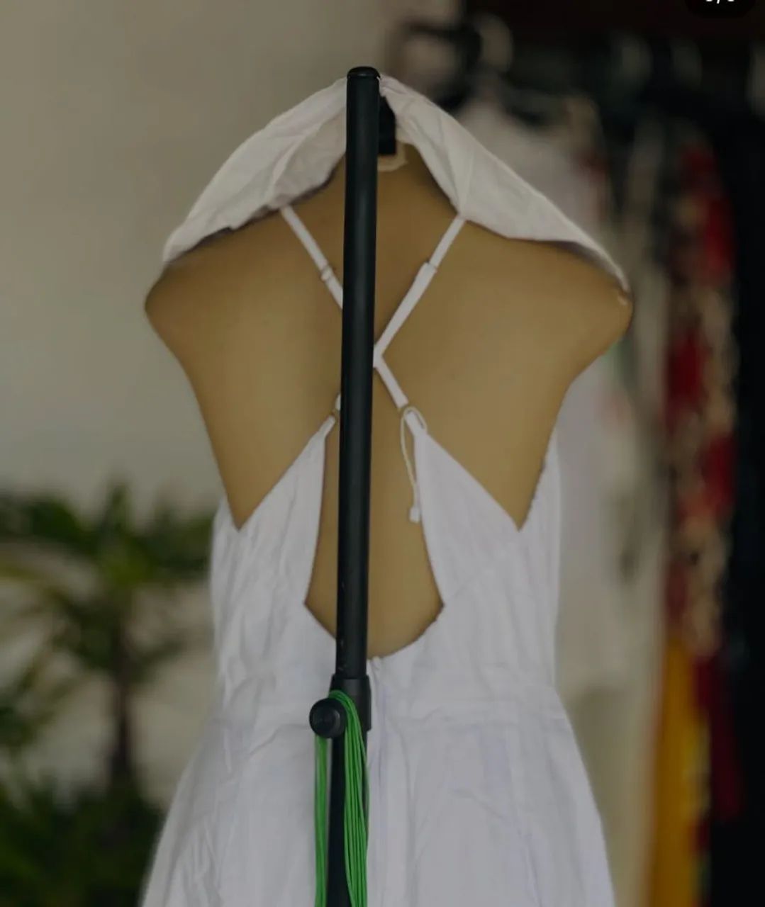 Vestido branco com babado na gola M - Foto 2