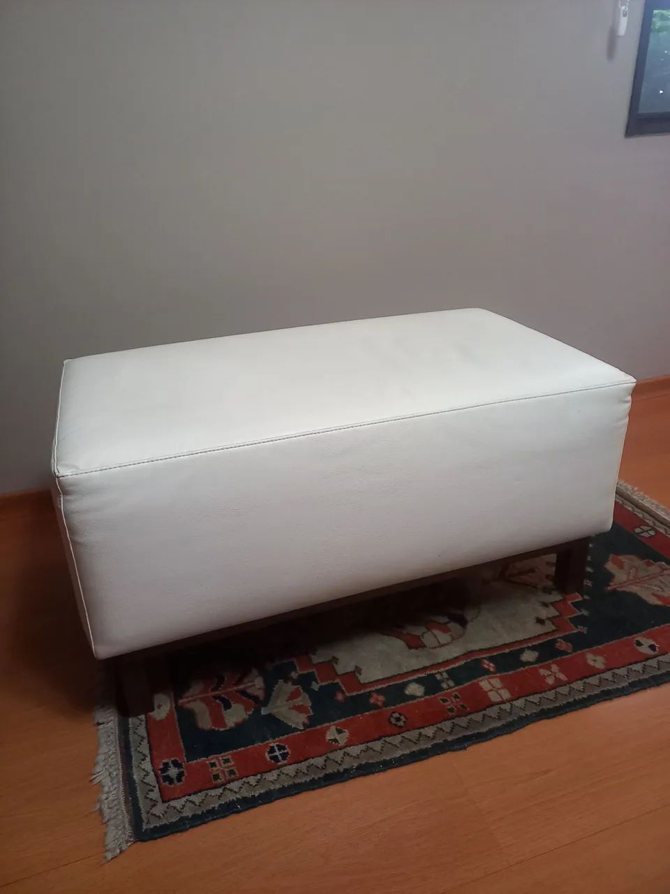 Banco de couro com pés em madeira!