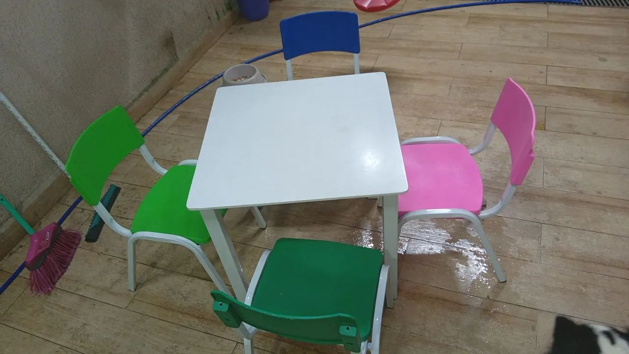 Mesinha e 4 cadeiras infantil 