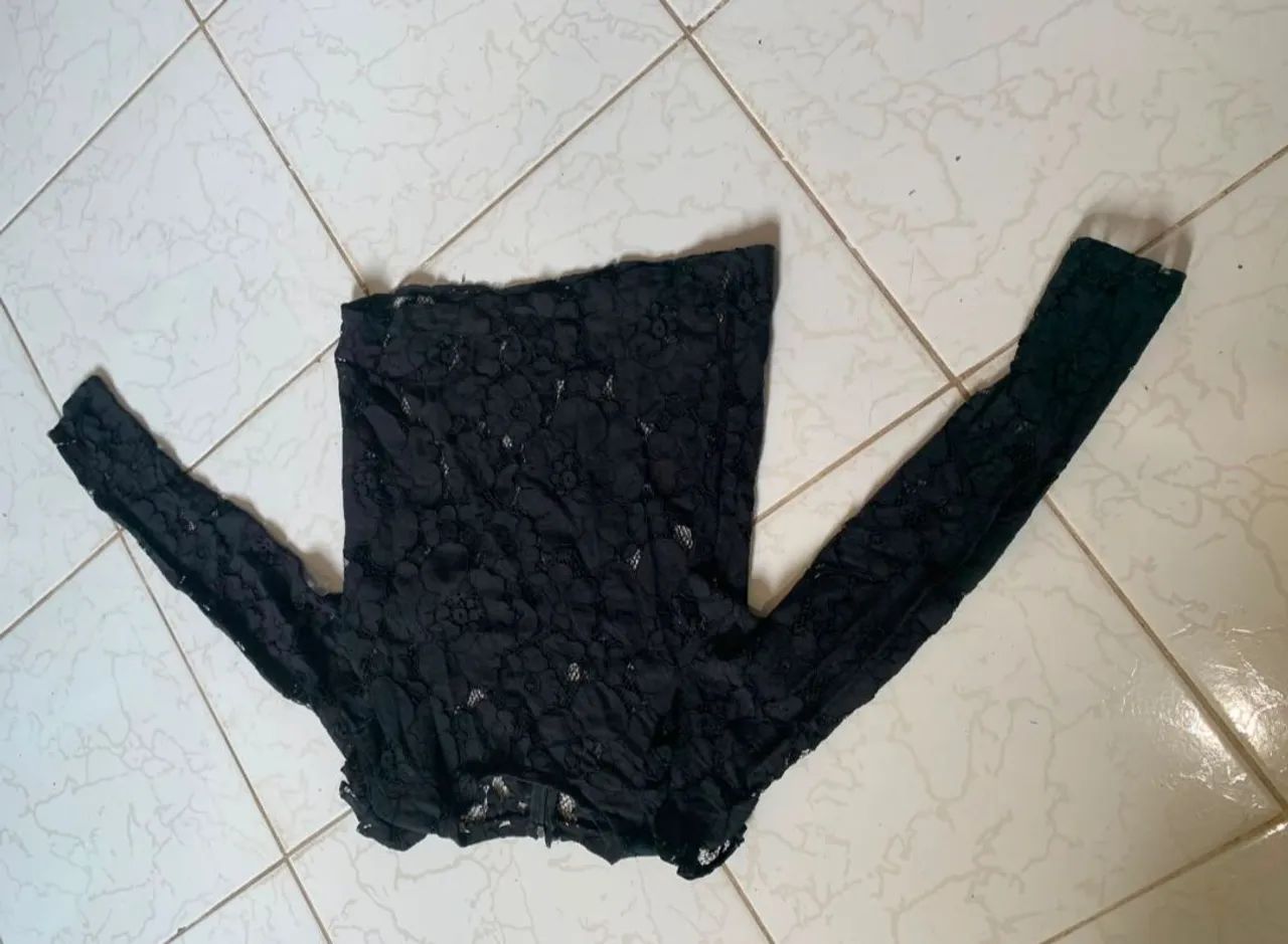 Blusa de renda florida na cor preta 