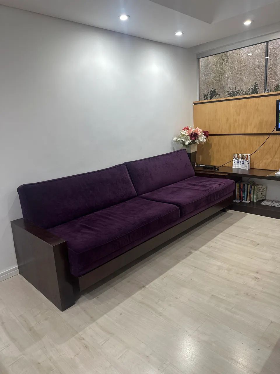 2 Sofás de Veludo Roxo - 6 e 5 Lugares - Excelente Estado - Foto 3