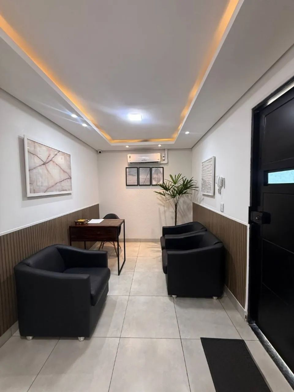 Sala mobiliada com internet, ar condicionado e multifuncional. Tudo incluso.