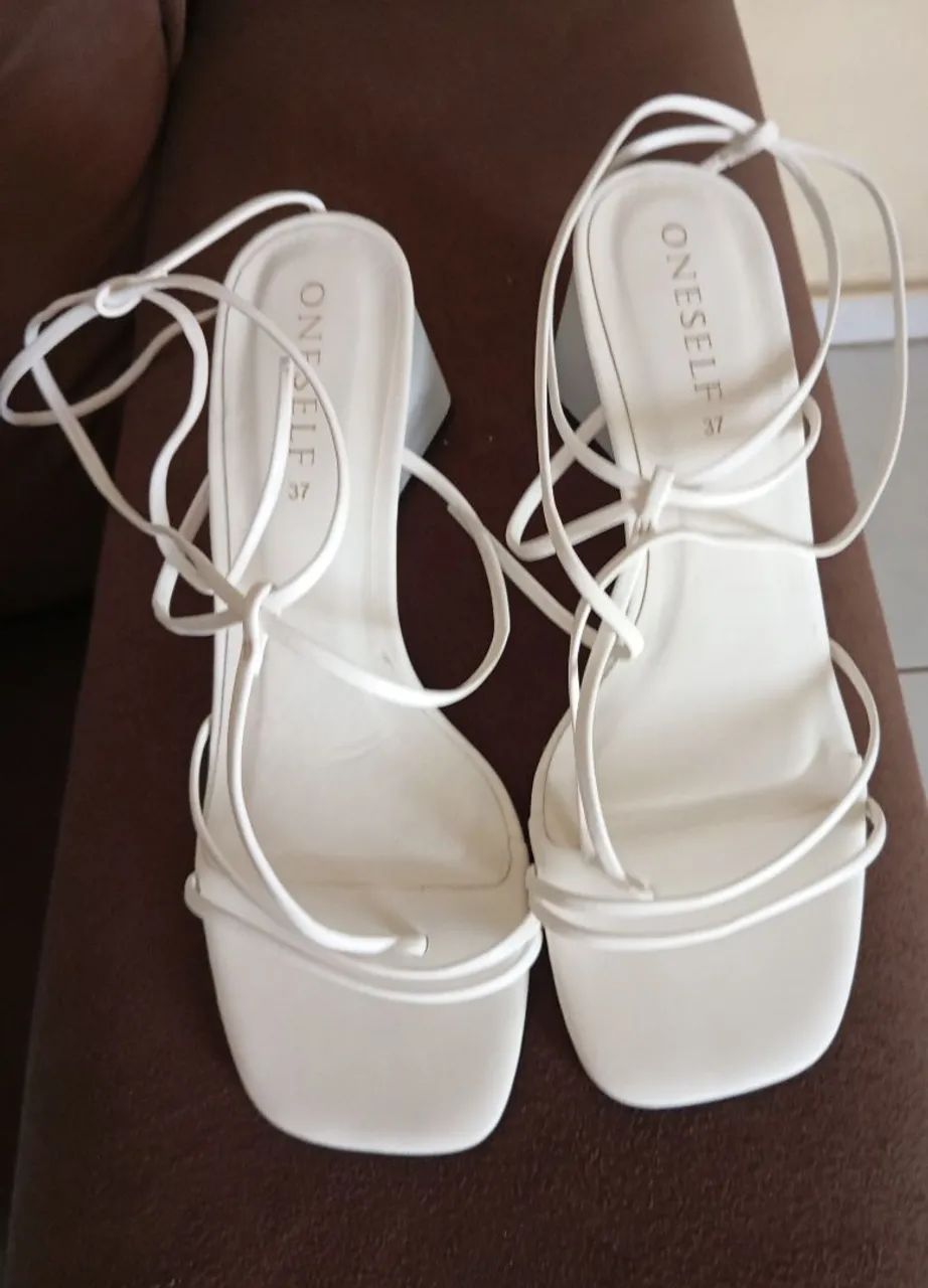 BAZAR sandália semi nova com apenas um uso  - Foto 2