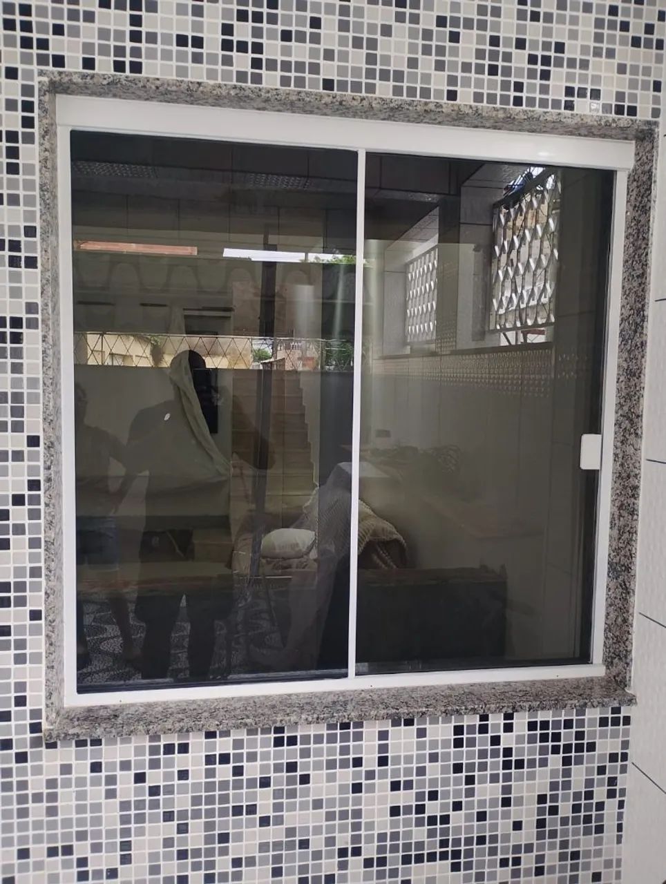 Janela e porta versatik em blindex fumê. - Foto 6