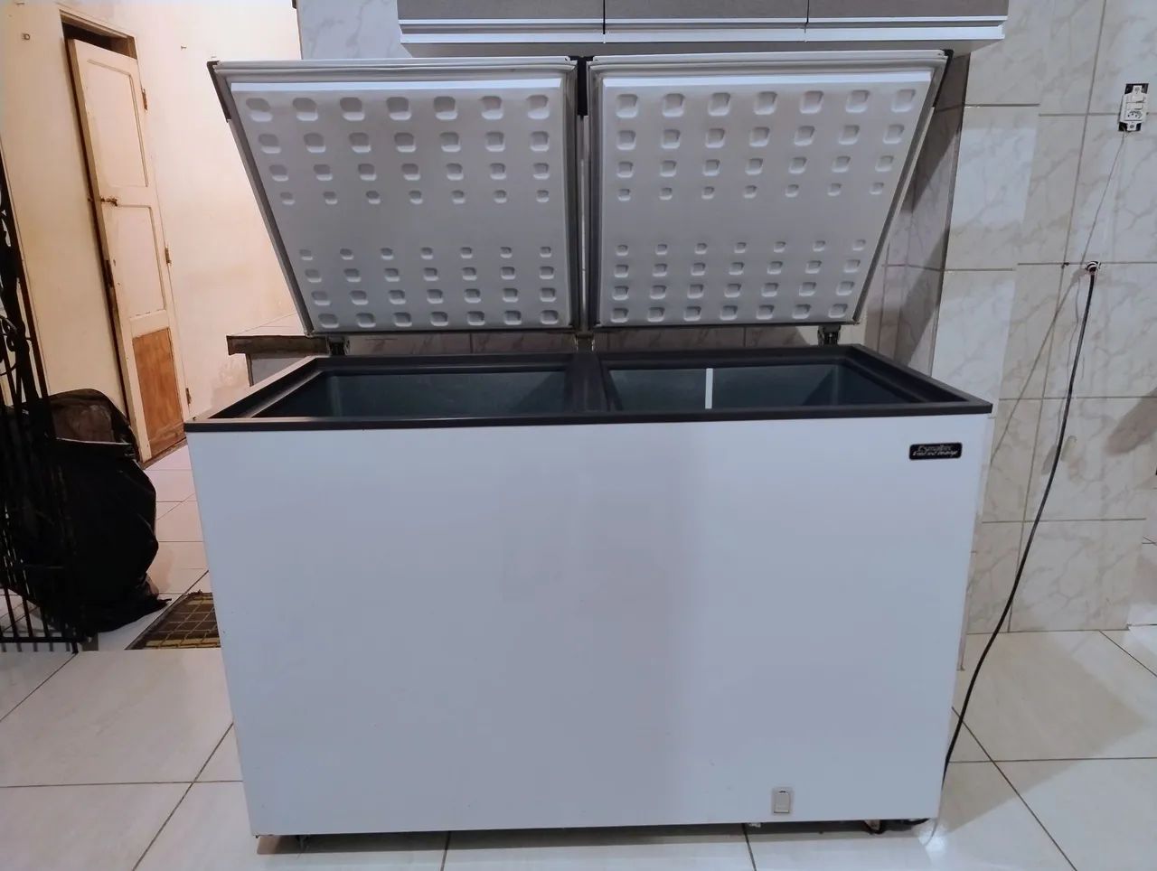Freezer semi novo funcionando perfeitamente - Geladeiras e