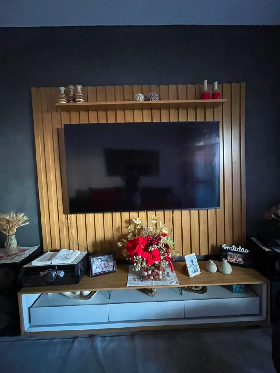 Hack, mesa com cadeira e ar condicionado 