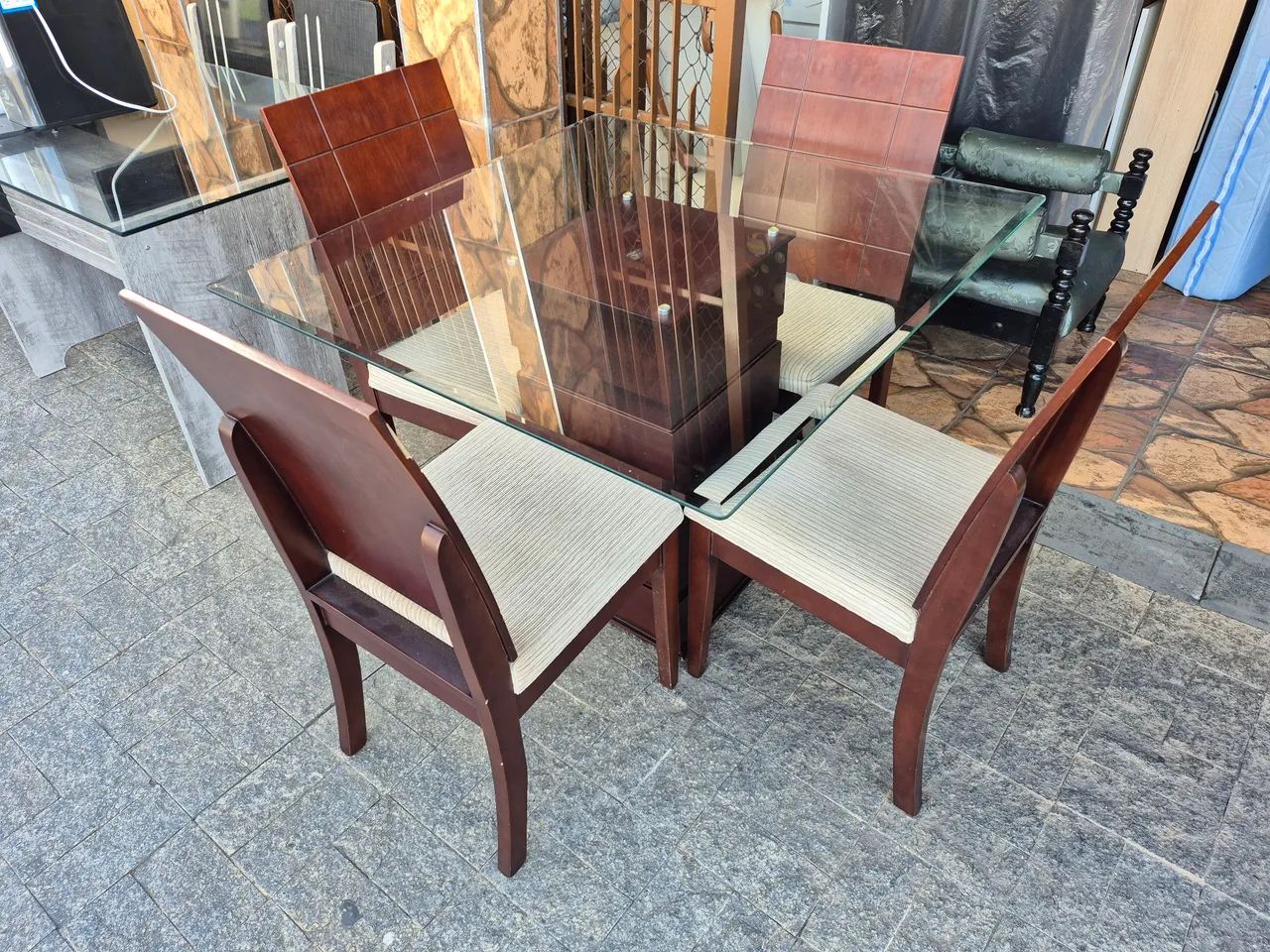 Mesa de vidro com 4 cadeiras  - Foto 3