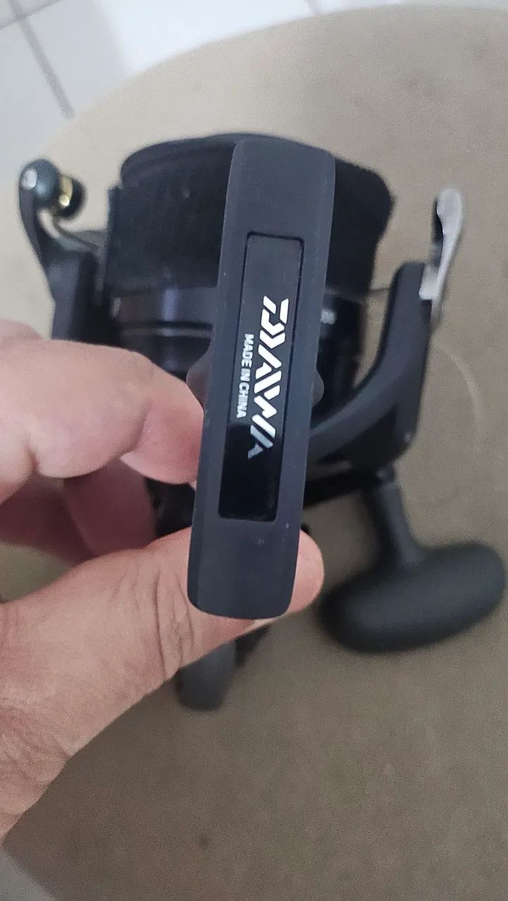 Molinete Daiwa Eliminator 8000 - Foto 2