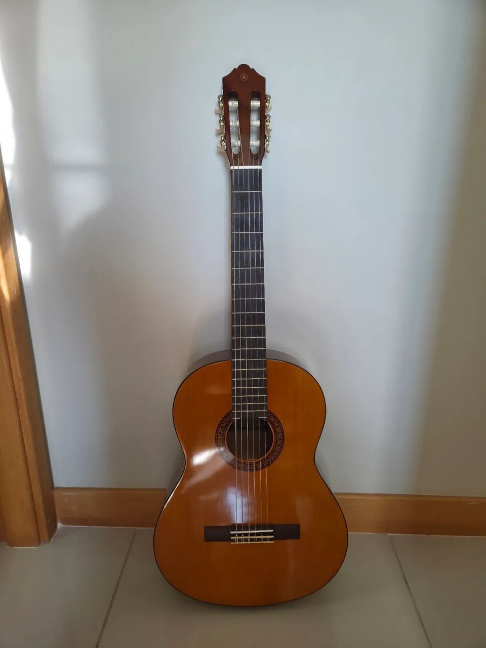 Violão Yamaha C45 com capa, 4 palhetas e capotraste