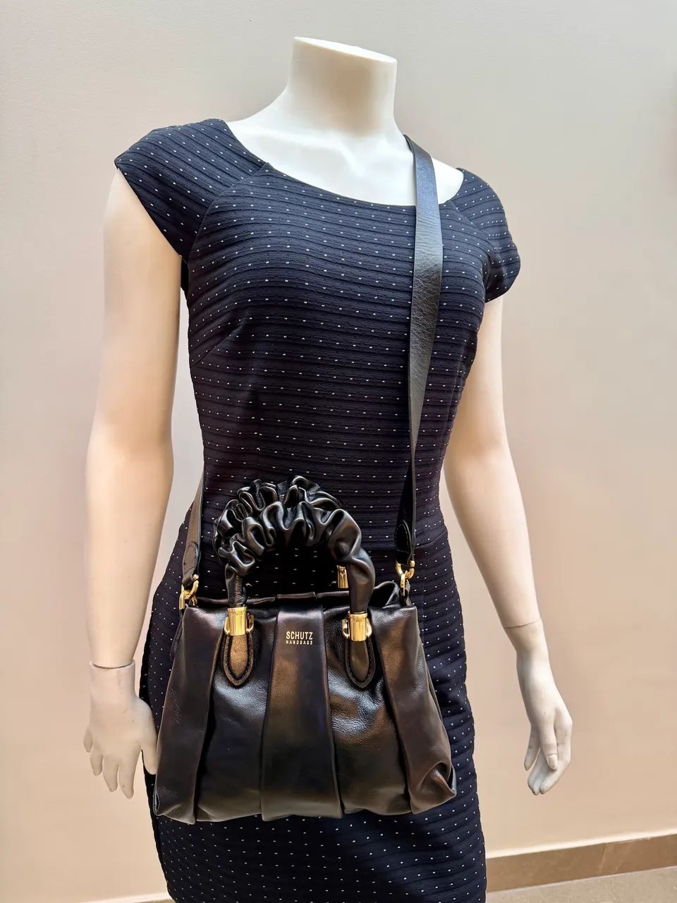 Bolsa Schutz Mini Tote Lorena Soft Couro Preta - Foto 2