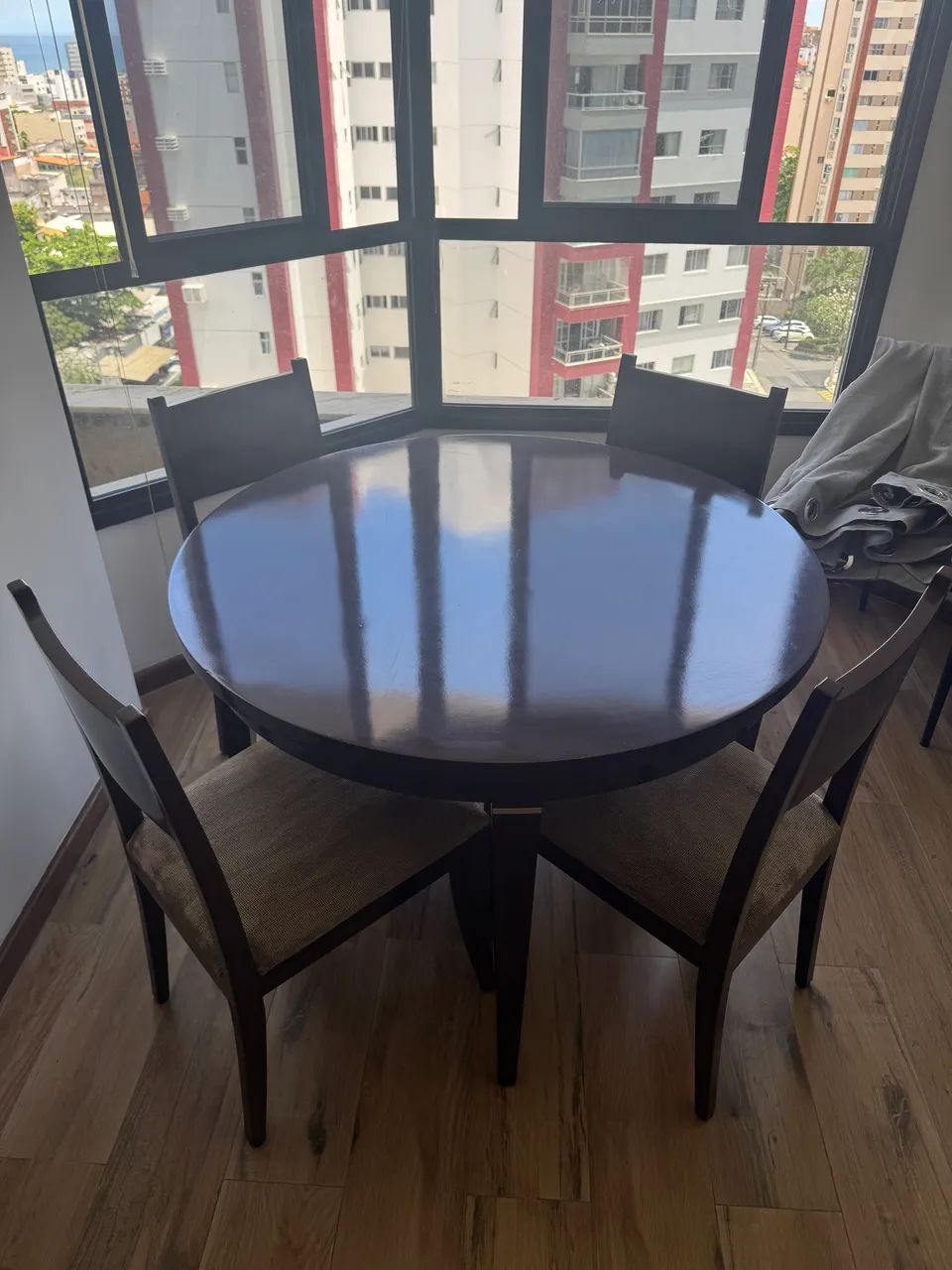 Mesa de jantar com 4 cadeiras em excelente estado - Foto 3