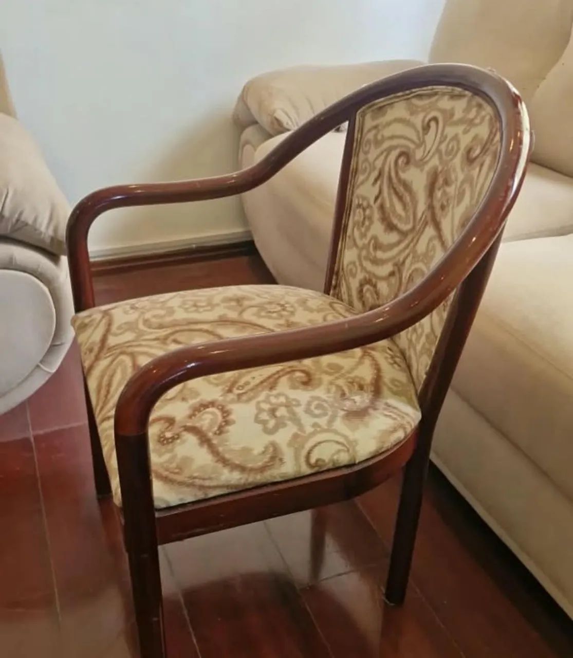 Vend linda poltrona antiga de madeira escura  - Foto 3
