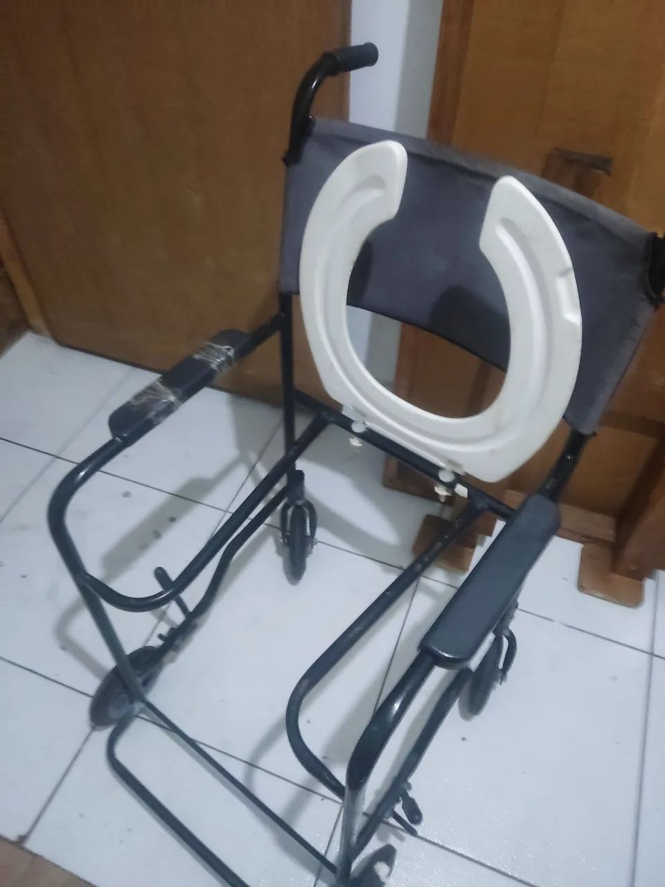 Andador e Cadeira de Banho - Foto 5