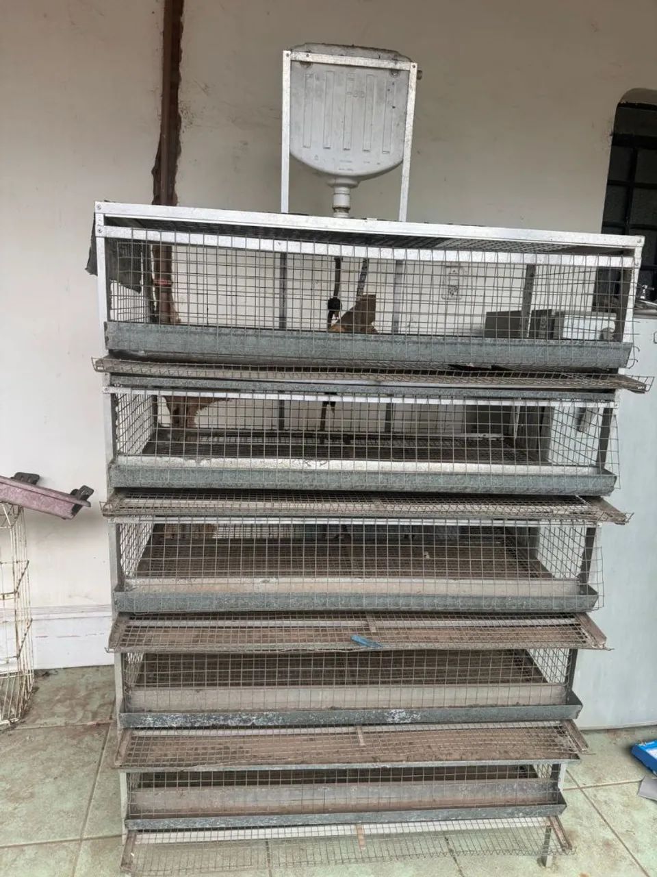 Vende se essa gaiola para codornas completa