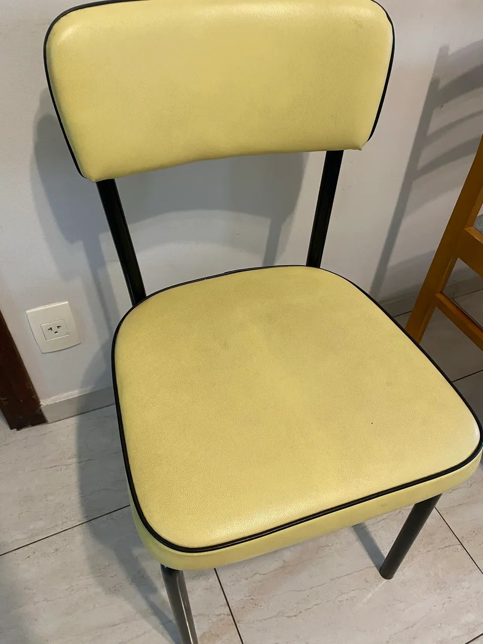 Cadeira estofada em amarelo, acabamento em preto e base metal. - Foto 2