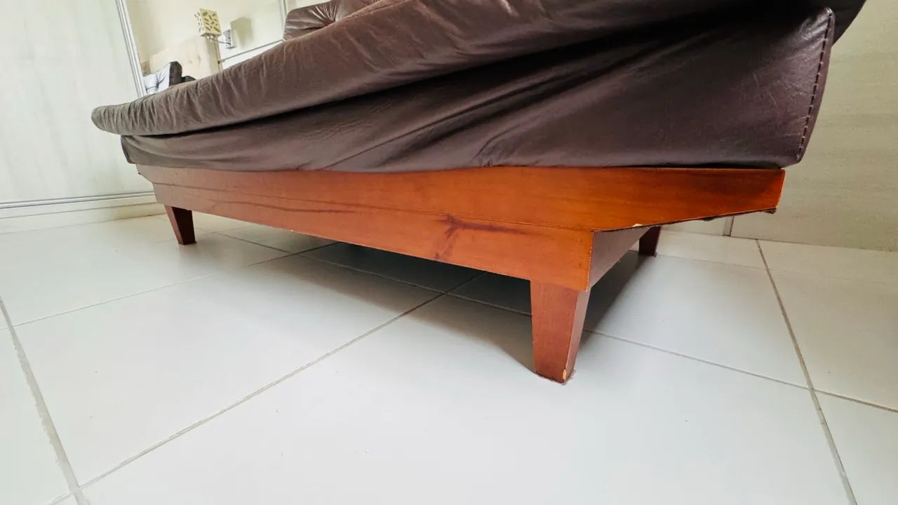 Sofá-Cama Casal em Madeira Maciça e Courino Marrom - Muito Conservado - Foto 4