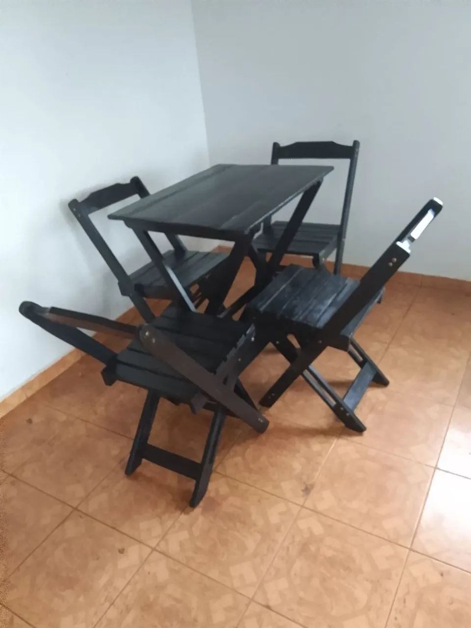 Vendo uma mesa com quatro cadeiras?