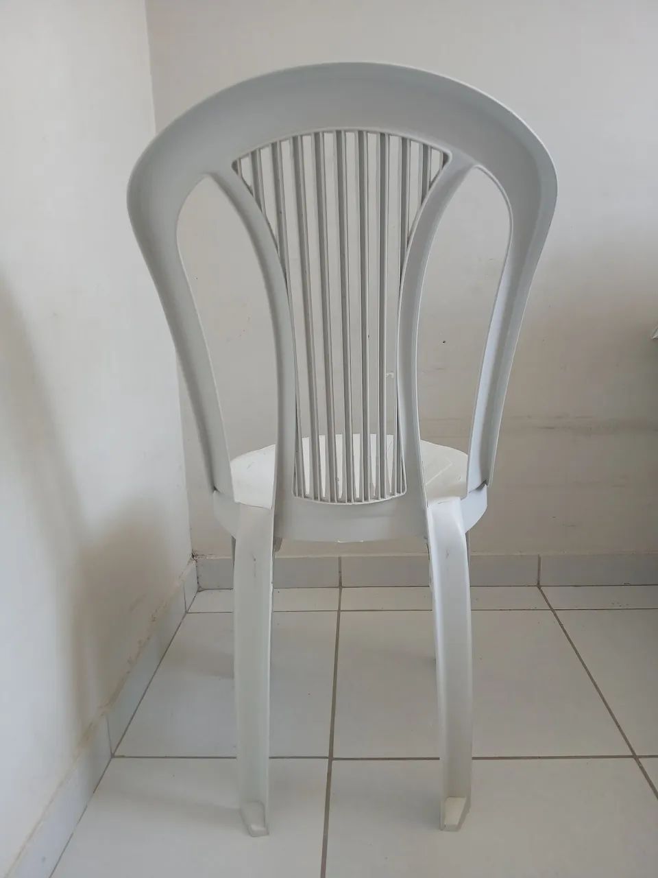 Vendo cadeira em plastico usada - Foto 3
