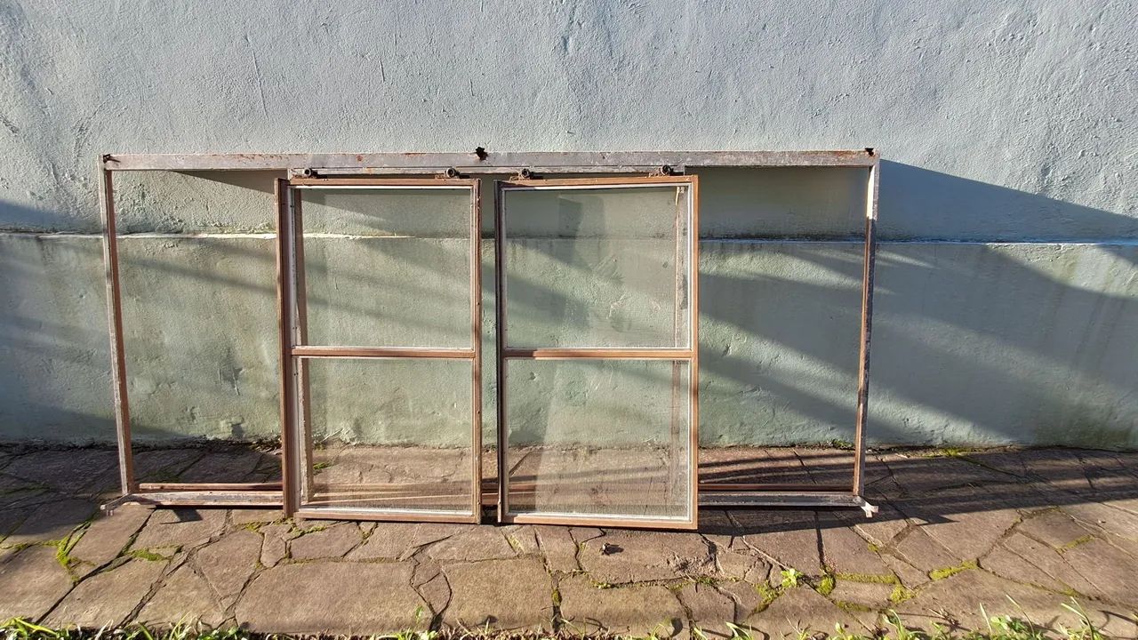 Ótima Janela de correr em ferro completa e com vidros.  Abertura total 1,30m  x 1m . 