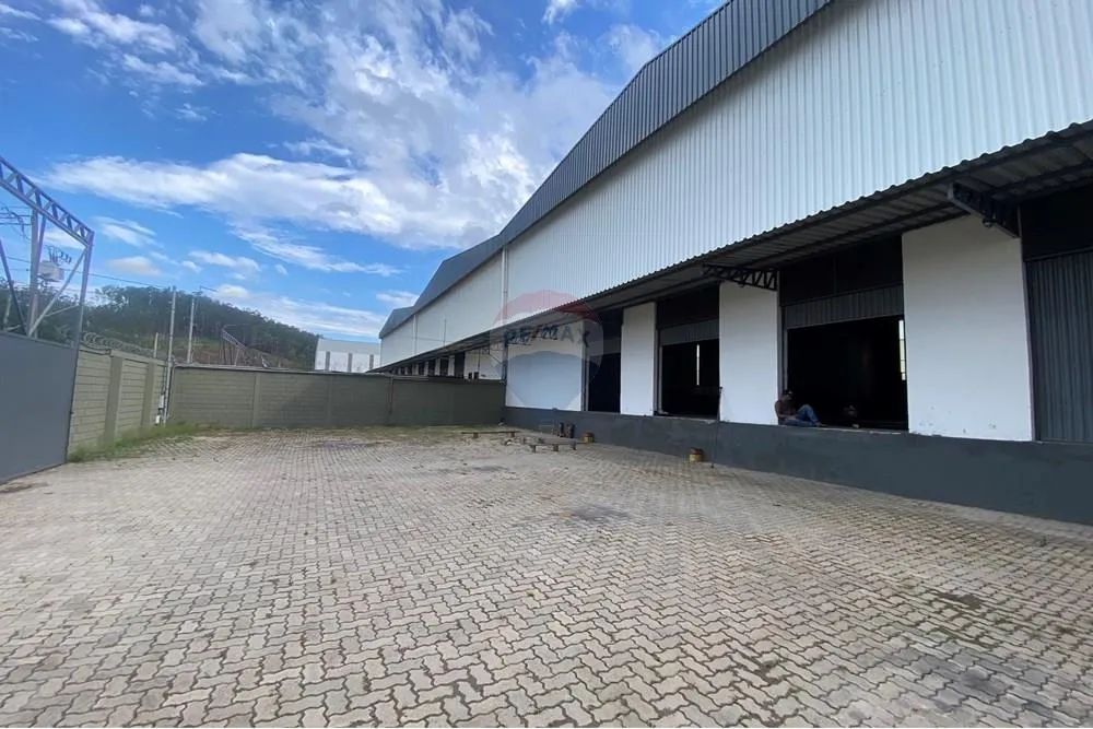 Galpão com 8 docas , 2000 m² - com AVCB - Distrito Industrial de Juiz de Fora - Pronto par