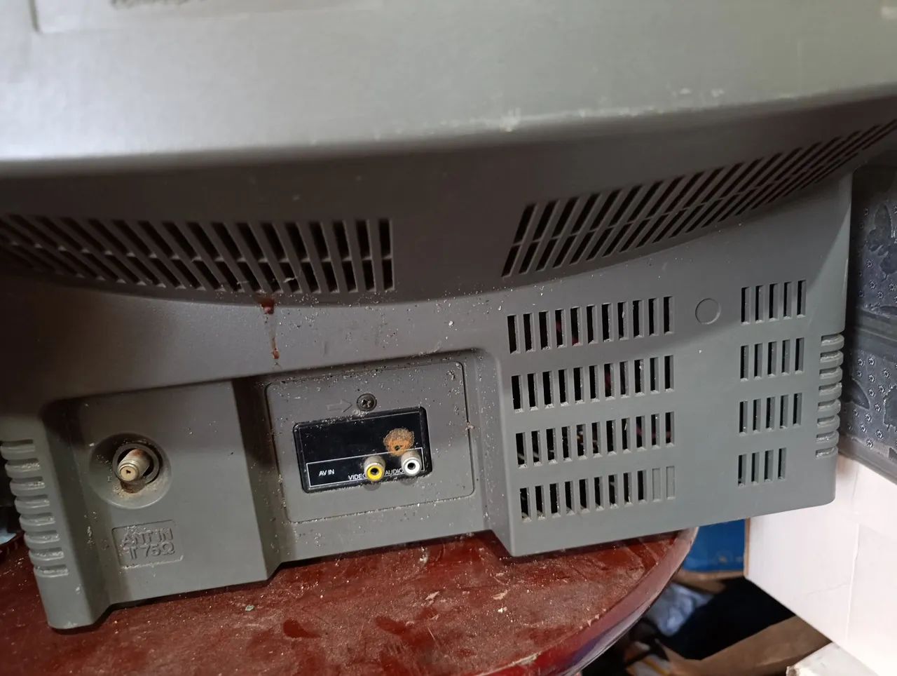TV de tubo CINZA 14 polegadas, com um pq arranhado na tela  - Foto 2