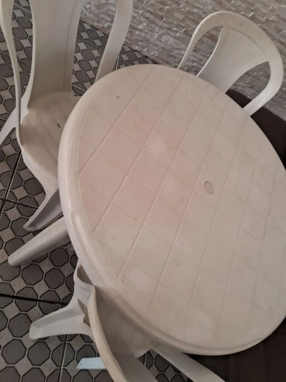 Mesa de plástico com 4 cadeiras 