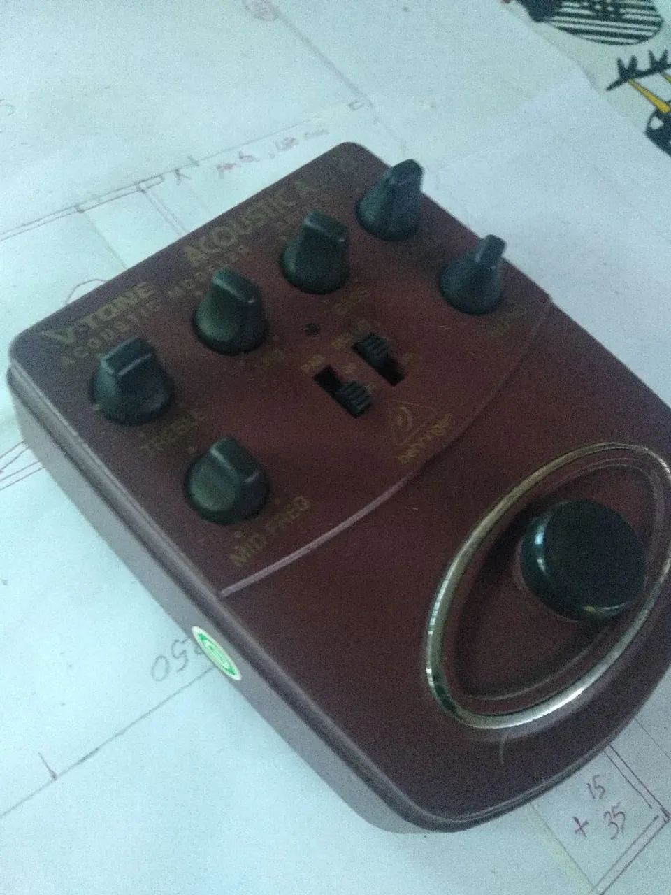 Pedal Behringer para violão 