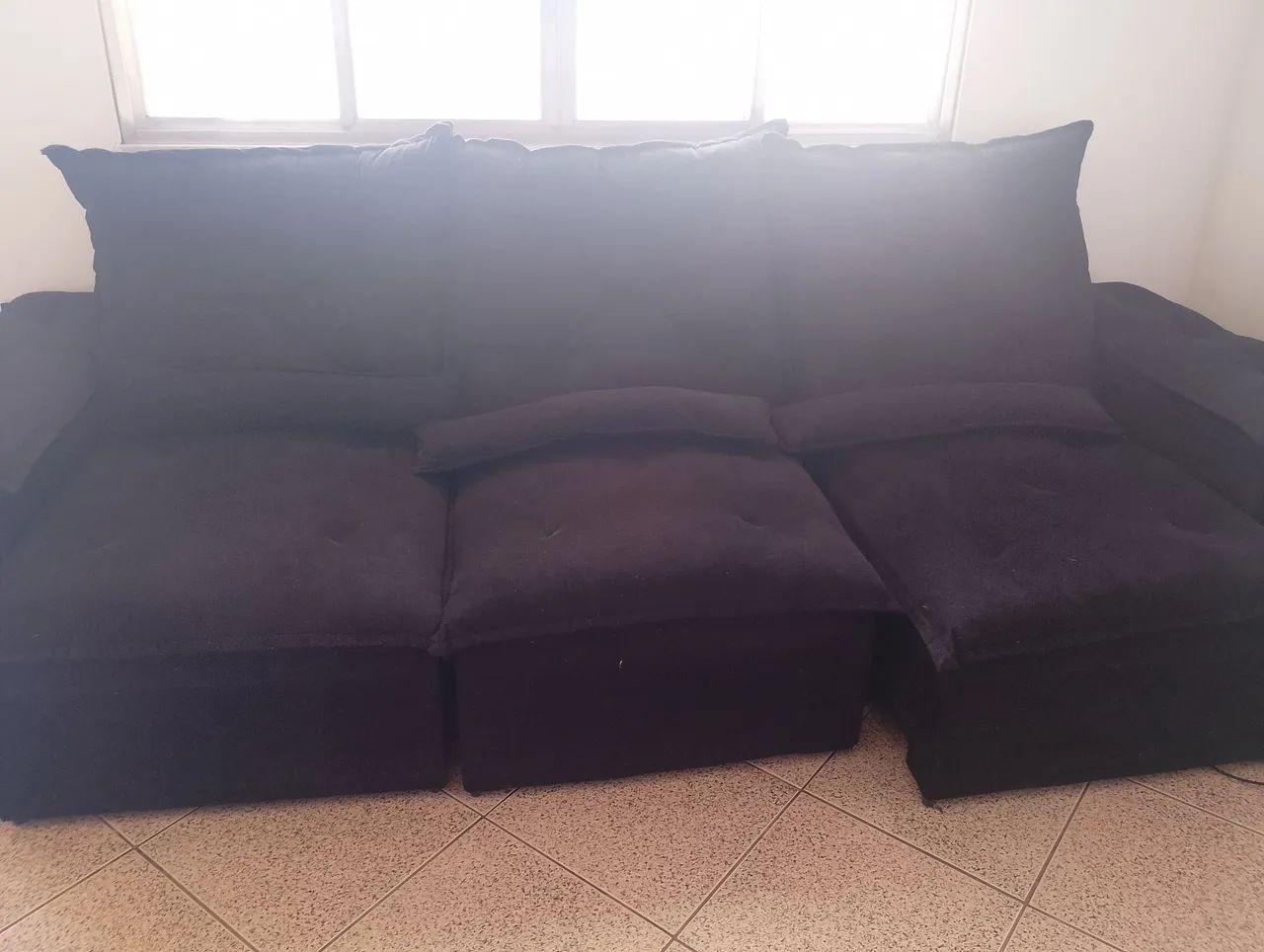 Sofá preto retrátil 