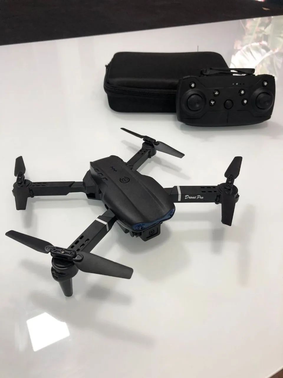 Mini drone E88 faz manobras 