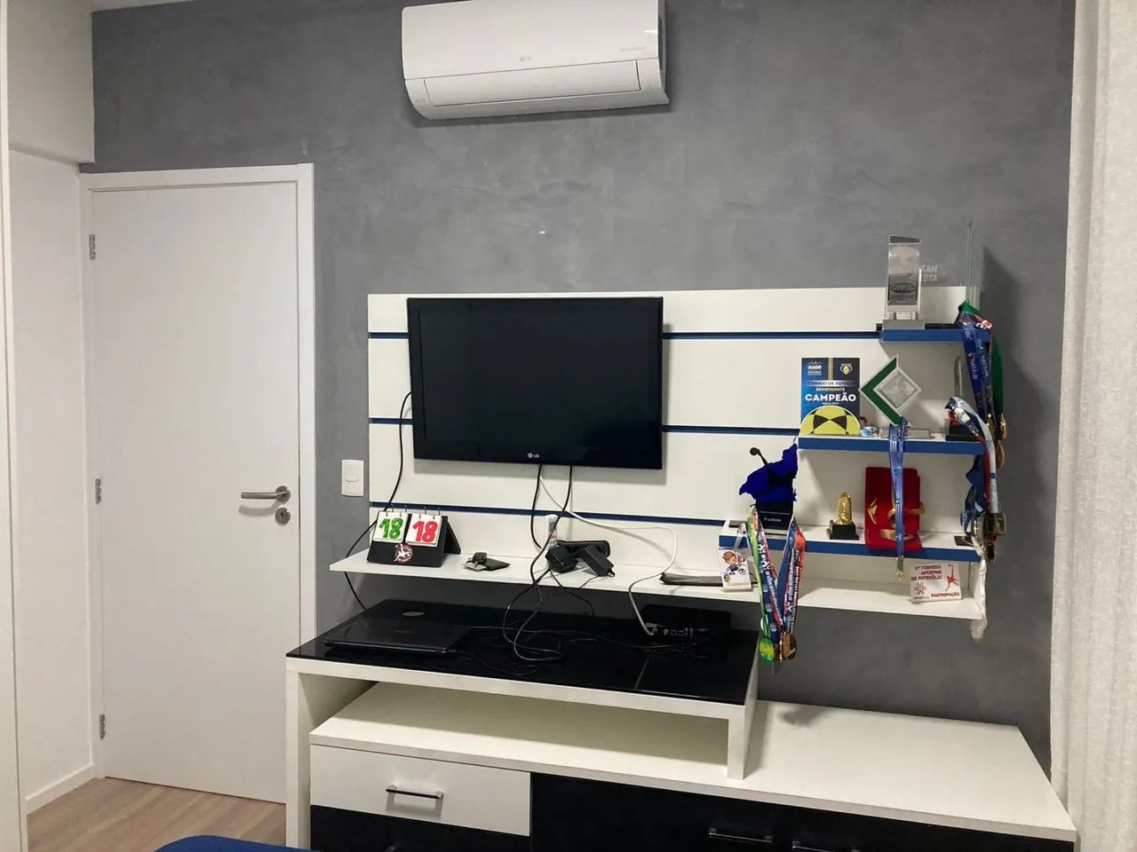 Painel de madeira azul e branco